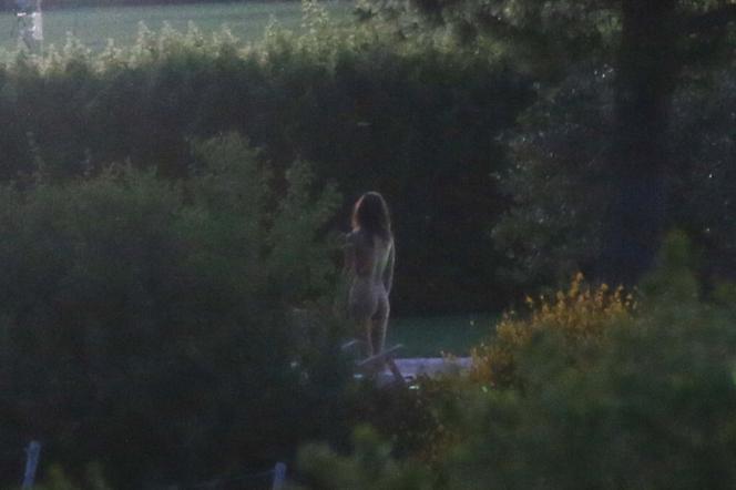 Emily Ratajkowski na planie Welcome Home