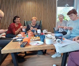 Szydełkowe babki z Ostrzeszowa. Dziergają w miejscach publicznych i ... zarażają pasją!