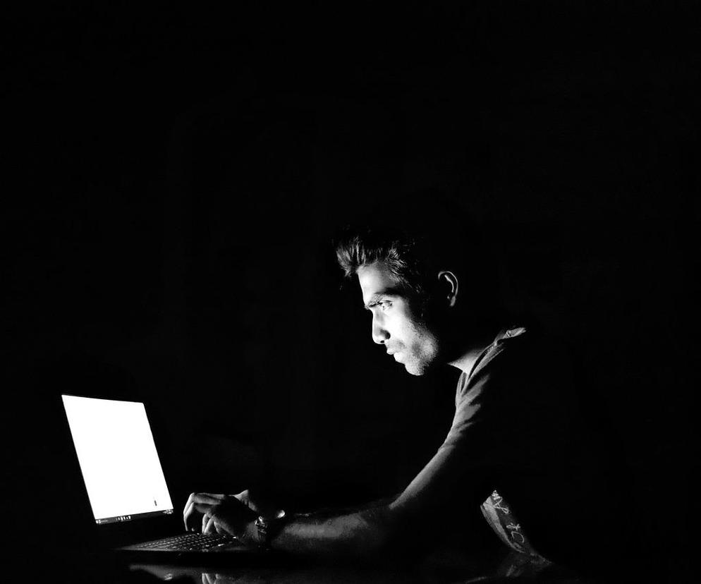 Haker przed komputerem