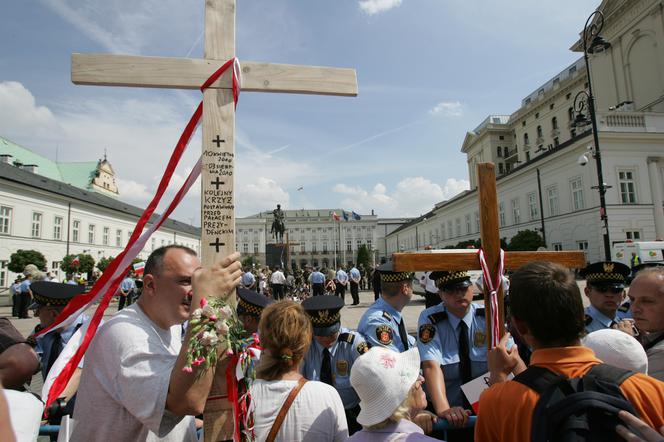Wojna o krzyż: Krzyż zostaje pod Pałacem Prezydenckim