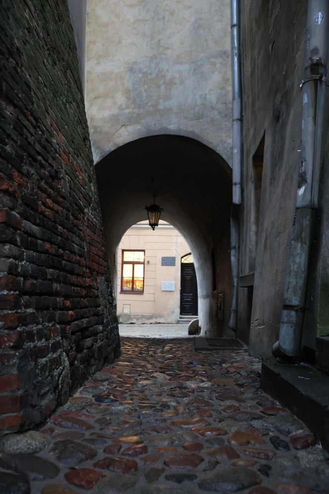 Ul. Ku Farze na Starym Mieście w Lublinie to jedna z najwęższych ulic w Polsce!