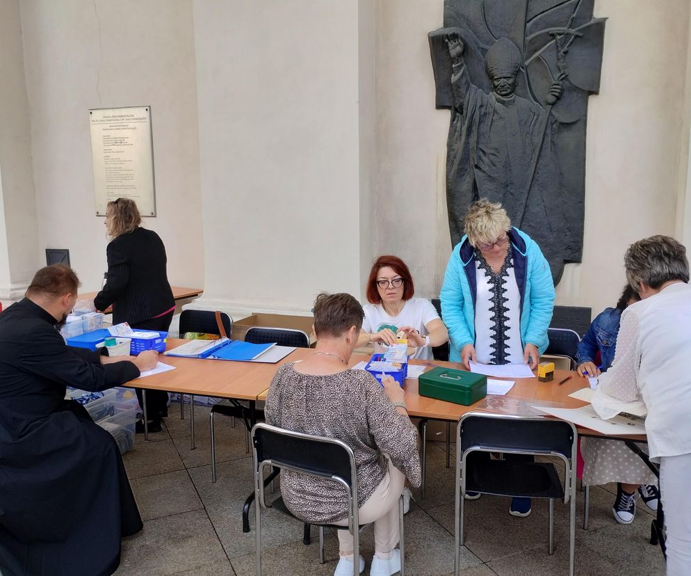 Sekretariat czynny jest przed archikatedrą lubelską