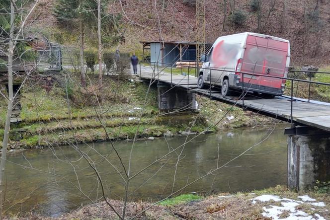 Kamionka WIelka: Kurier nie dojedzie! Most zapadł się pod samochodem dostawczym [ZDJĘCIA]