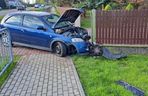 Łęg Tarnowski. Opel wypadł z jezdni i uderzył w betonowe ogrodzenie
