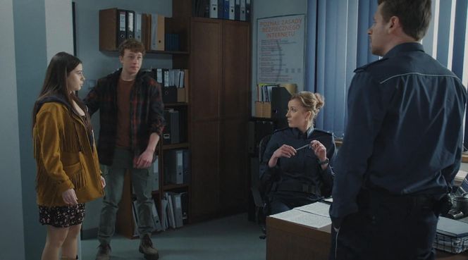 M jak miłość odc. 1878. Basia (Karina Woźniak), Kacper (Bartosz Ziewiec), Natalka (Dominika Suchecka), Adam Karski (Patryk Szwichtenberg)