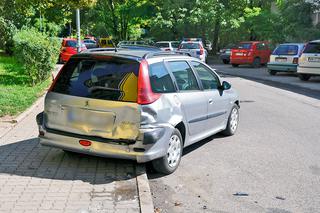 Demolka na parkingu! Pijany kierowca za kółkiem taranował auta!