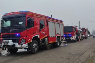 Kilkanaście wozów strażackich gasiło pożar miejscowości Kalinowy Dół 