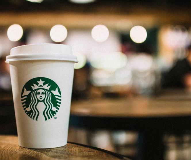 Prezenterka i reżyser zwolnieni z pracy za... kubek ze Starbucks'a! 