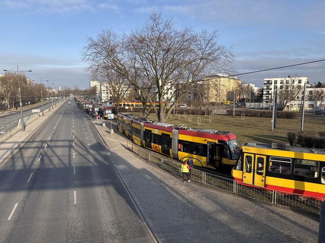 Zderzenie tramwaju z samochodem w Warszawie. Duże utrudnienia 