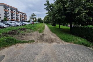 ​Na nowej ścieżce rowerowej w Lesznie już kładą asfalt [ZDJĘCIA]
