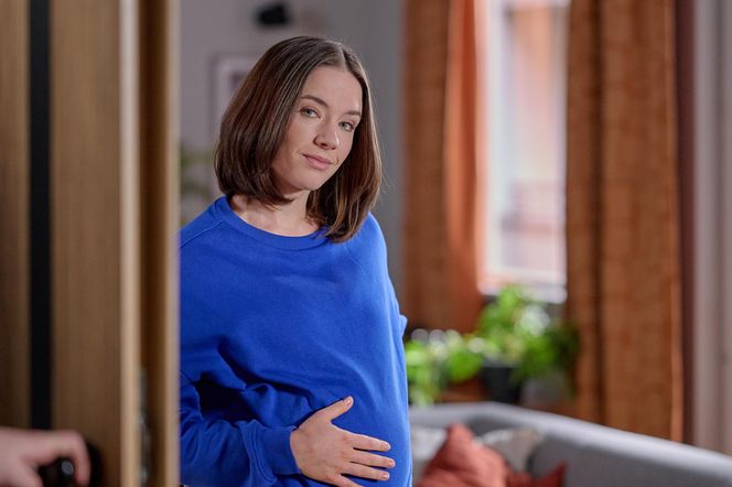 Anka zacznie rodzić, a Julka skorzysta z okazji i wymknie się na imprezę, gdzie upije się niemal do nieprzytomności.