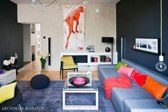 Kolorowe ściany w salonie: 10 pomysłów na mocne kolory w salonie
