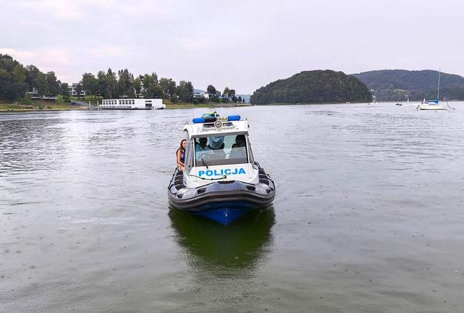 Policjanci nad Jeziorem Rożnowskim przypominali o bezpieczeństwie nad wodą 