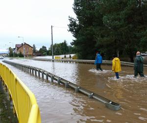 Powódź w Polsce. Miasta walczą ze skutkami powodzi. Dramatyczny widok