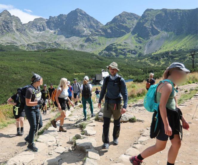 Turyści na szlaku w okolicy Kasprowego Wierchu w Zakopanem