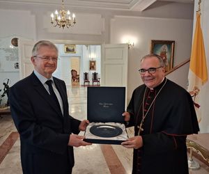 Ambasador Rosji uhonorowany przez hierarchę kościelnego w Warszawie. Otrzymał pamiątkowy talerz