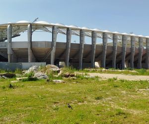 Trwa montaż zadaszenia na trybunach stadionu przy ul. Struga