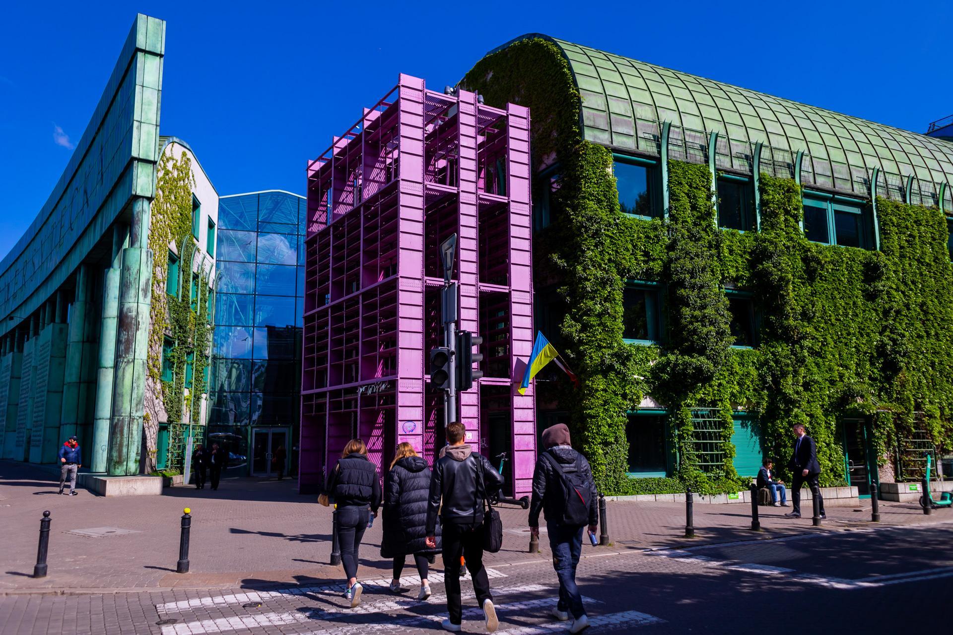 Biblioteka Uniwersytecka w Warszawie - zdjęcia. Zobacz postmodernistyczną ikonę, którą kiedyś uznawano za kicz