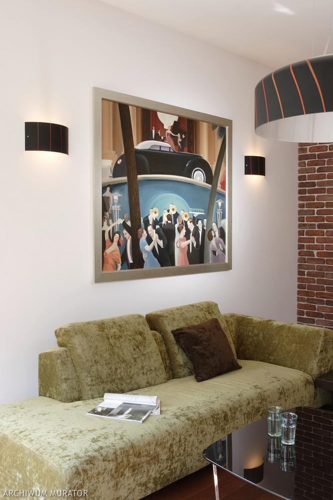 Obraz na ścianie w salonie: między lampami