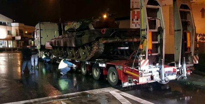Przejechali z CZOŁGAMI pół Polski! "Wpadli", bo było za CIĘŻKO