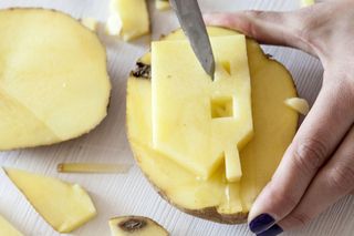 Oryginalna poszewka ozdobiona stemplami DIY – instrukcja wykonania (2)