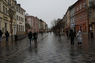 Przy Krakowskim Przedmieściu w Lublinie jest za dużo reklam? Radni: „Obecny charakter niektórych reklam i tablic reklamowych często nie współgra z historyczną zabudową”. Co na to ratusz?
