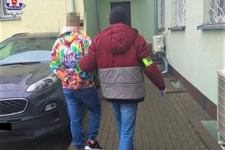 Nakrył się ręcznikiem i wszedł do wanny