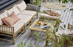 Balkon w stylu boho. Jak go urządzić? Meble, dodatki, dekoracje, rośliny
