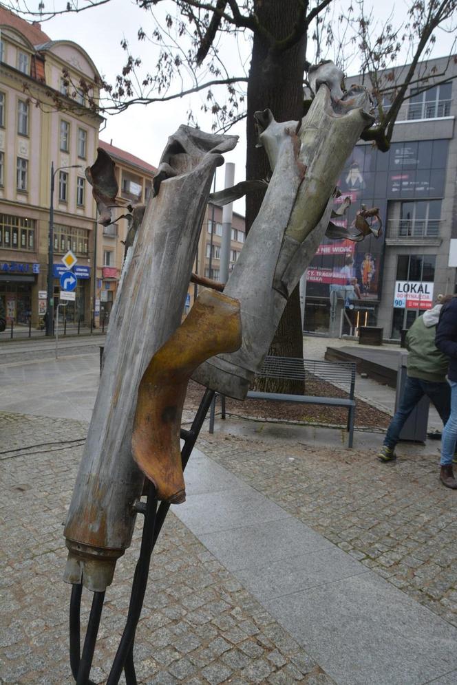 Przed ratuszem w Olsztynie stanęła "Niezłomna Ukraina". Rzeźbę będzie można wylicytować [ZDJĘCIA]