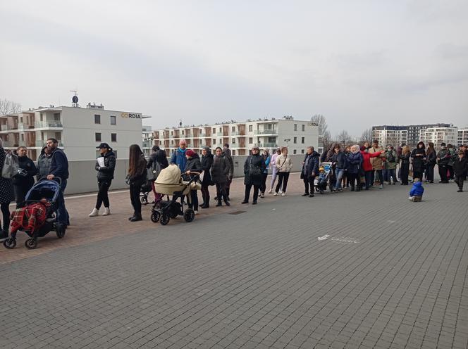 Tłumy przed centrum obsługi uchodźców zlokalizowanym w TAURON Arenie w Krakowie