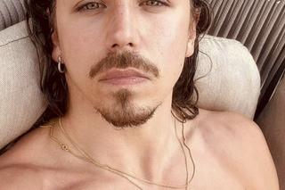 Potężny, umięśniony facet u boku Michała Szpaka na wakacjach. Kim jest ten tajemniczy mężczyzna? Testosteron aż wylewa się z ekranu