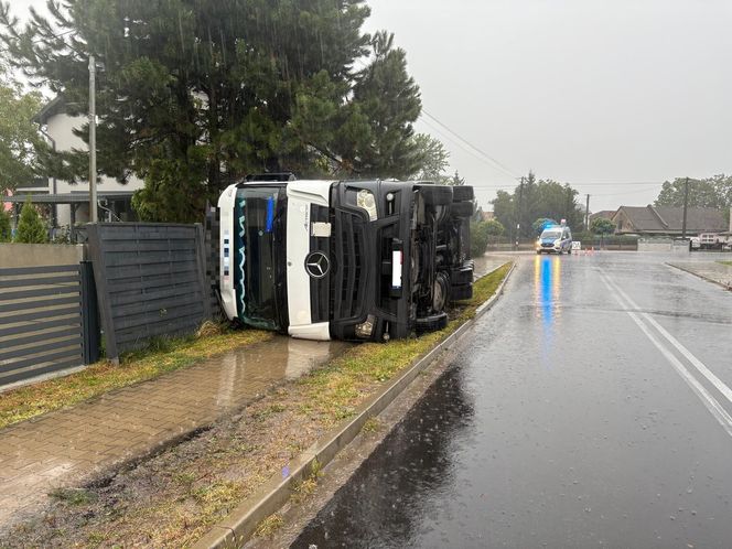 Zalane posesje, zerwany dach, przewrócony tir. Leszno i region po załamaniu pogody