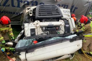 Śmiertelny wypadek pod Krosnem. Tir spadł ze skarpy z 49-latkiem w zgniecionej kabinie