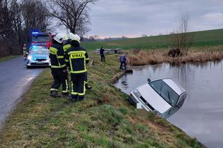 Kierowca musiał się ratować z tonącego auta