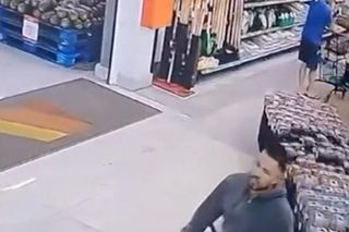 Mąż pracownicy supermarketu uderzył łopatą jej szefa. W sklepie pełno ludzi, wszystko się nagrało!