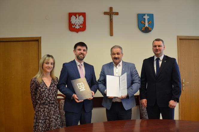 Burmistrz Zakopanego Leszek Dorula podpisał umowę na dostawę trzech nowych autobusów