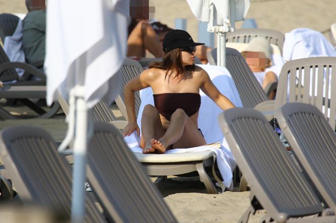 Malwina Wędzikowska na plaży