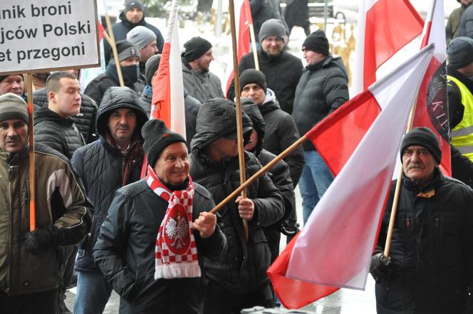 Protest rolników przed Urzędem Wojewódzkim w Kielcach