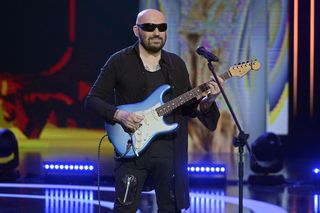 Grzegorz Skawiński w telewizji praktycznie zawsze pojawiał się w przyciemnianych okularach