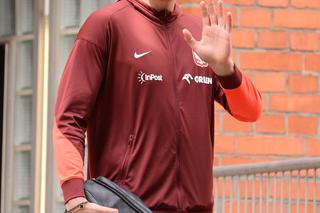 Załamani piłkarze idą na trening