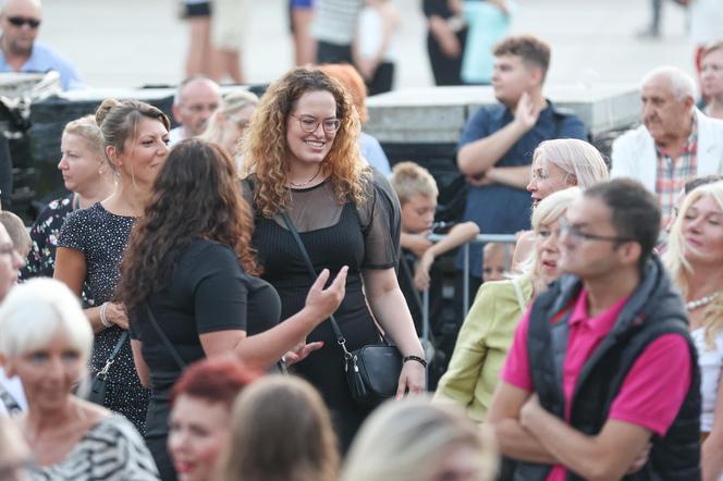 Potańcówka przed teatrem w Katowicach