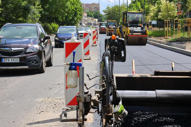 Trwa przemiana ul. Lutomierskiej. Drogowcy pracują przy nowej nawierzchni [ZDJĘCIA]