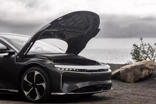 Ten samochód za milion złotych spłonął w Warszawie. Sprawdziliśmy jego osiągi, to prawdziwa bestia!