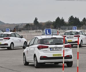 Zmiany w egzaminach na prawo jazdy. 18 sytuacji, przez które można nie zdać. Największe kontrowersje budzi najazd na podwójną ciągłą