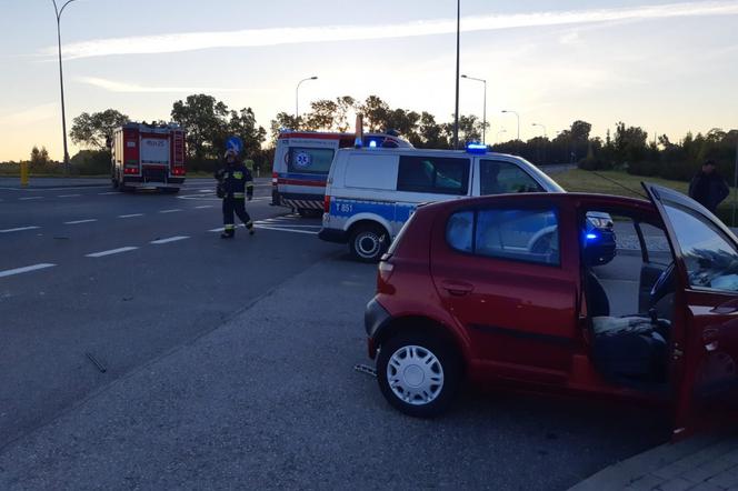Poważny wypadek na obwodnicy Gołdapi. Kobieta wypadła z samochodu [ZDJĘCIA]