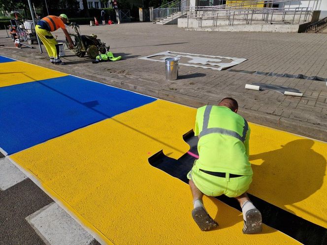​„Pocałuj i jedź”. Przy szkołach w Lesznie powstają specjalne strefy dla kierowców