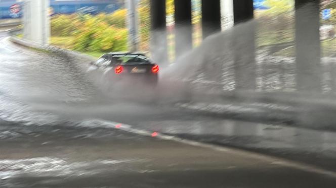 Pogodowy armagedon w Warszawie. Ulice jak rzeki, auta grzęzną w błocie