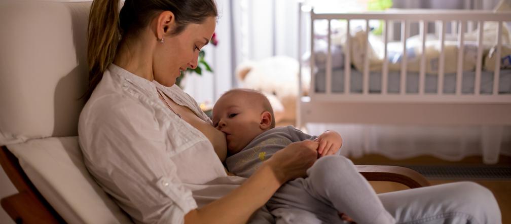 Jak długo powinno trwać karmienie i jak często podawać niemowlęciu pierś? 