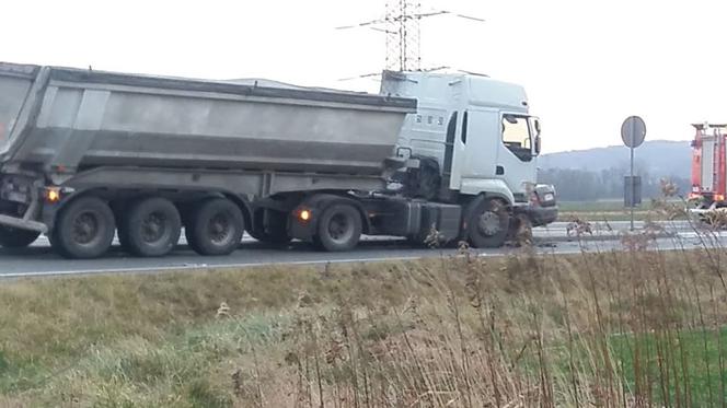 Zderzenie TIR-a z osobówką w Wojniczu. Są poszkodowani! Droga całkowicie zablokowana
