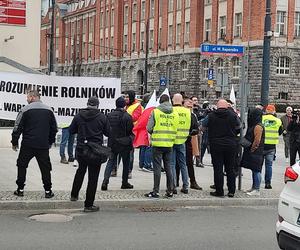 Protest rolników w Olsztynie. Nie zgadzają się importowi ukraińskiego zboża do Polski [ZDJĘCIA]